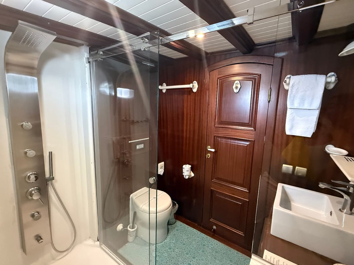 Bagno della cabina matrimoniale di prua. Wc elettrico, box doccia con idromassaggio, lavabo con specchio e mensola. asciugamani personalizzati
