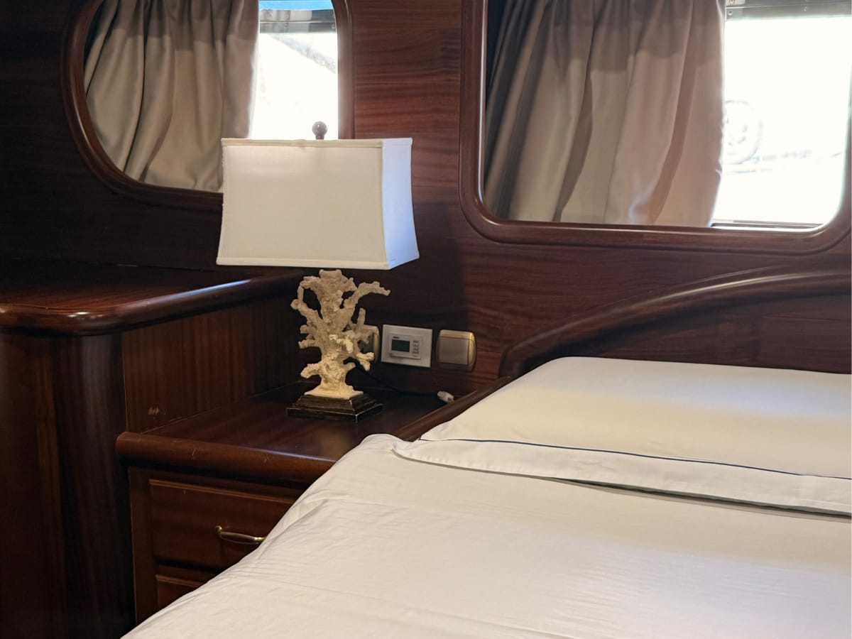 dettaglop abat-jour in corallo su comodino accanto al letto