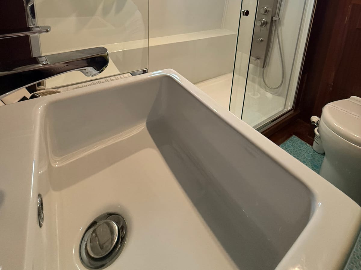 Dettaglio lavabo e rubinetteria