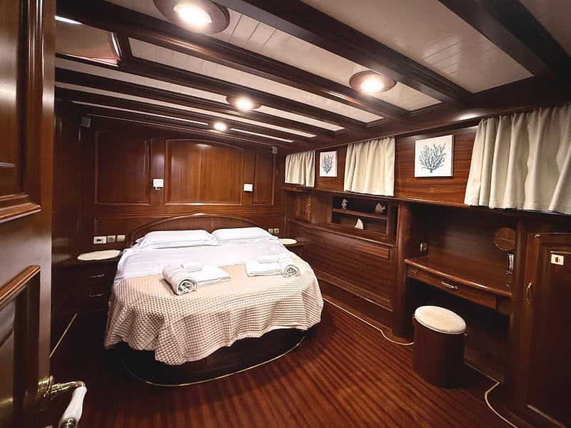 Letto matrimoniale con comodo accesso laterale, comodini. luci lettura, angolo beauty con puff