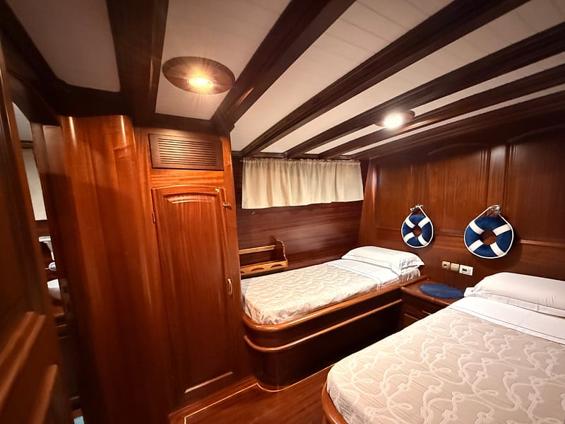 Cabina doppia del caicco silver star 2 - letti singoli armadio oblo e decorazioni uniti al comfort di bordo