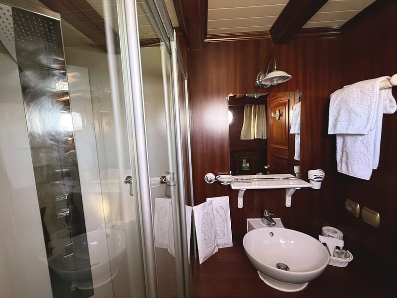 Dettagli bagno cabina matrimoniale silver star 2. Dettagli box doccia idromassaggio, asciugamani personalizzati. lavabo con specchio e mensola. amenities
