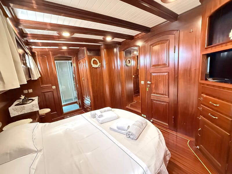 Cabina matrimoniale silver star 2. Ampio letto matrimoniale con accesso laterale, mobilio interamente il legno finemente rifinito, tv in camera, gano in camera, specchio a tutta altezza e lenzuoola con asciugamani personalizzati